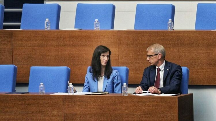 До седмица "Лукойл Нефтохим" трябва да представи план за преход към неруски петрол