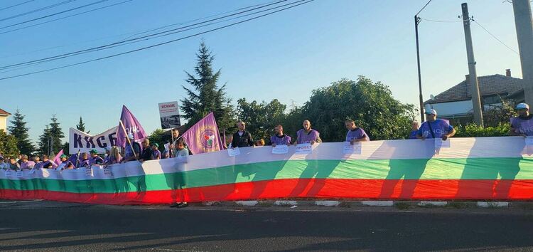 Служители на „Борба с градушките" и ИАРА блокираха пътя към Пловдив, Хасково и Асеновград в знак на протест