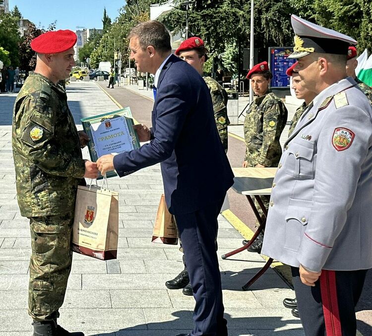 Военни от Хасково с награди от Станислав Дечев на празника на Втора тунджанска механизира бригада