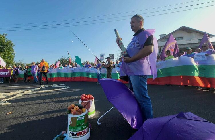Служители на „Борба с градушките" и ИАРА блокираха пътя към Пловдив, Хасково и Асеновград в знак на протест