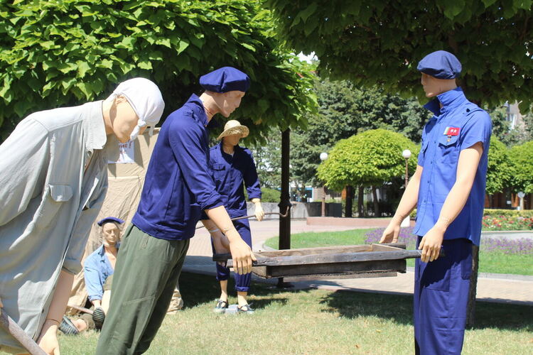 Пърформанс "Бригадирско движение" представят на площада в Димитровград