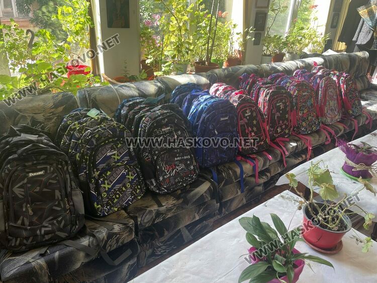 Хасковски тракийци изпращат раници и пособия за Неделното училище в Истанбул 