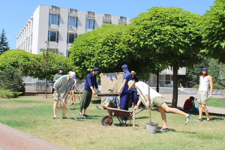 Пърформанс "Бригадирско движение" представят на площада в Димитровград