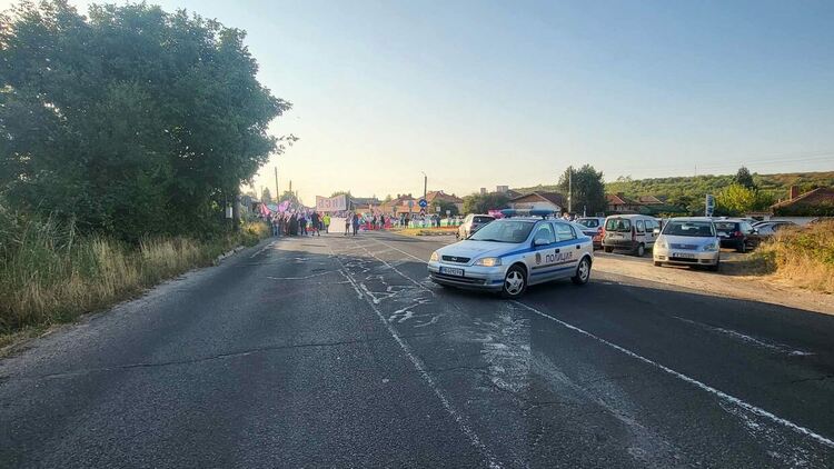 Служители на „Борба с градушките" и ИАРА блокираха пътя към Пловдив, Хасково и Асеновград в знак на протест