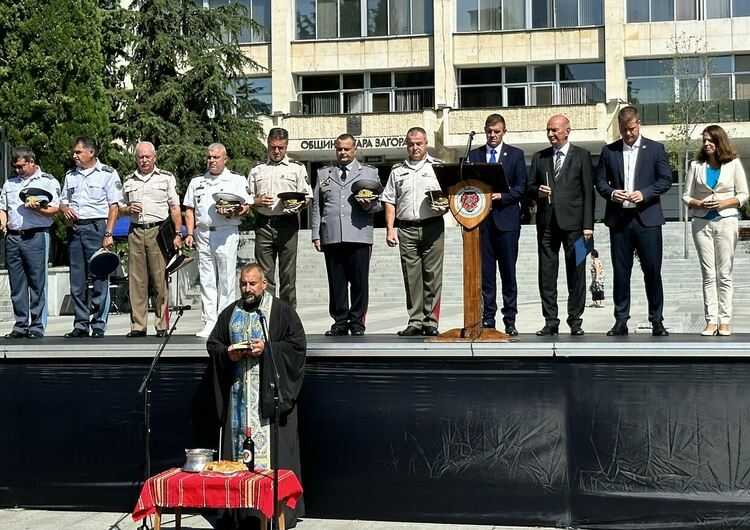 Военни от Хасково с награди от Станислав Дечев на празника на Втора тунджанска механизира бригада