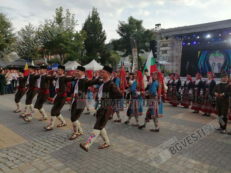 Над 3500 изпълнители участват в Националния фестивал на двугласа