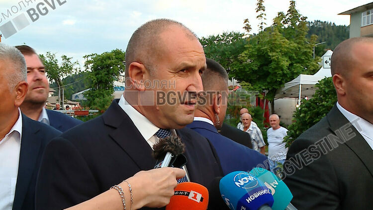 Президентът Радев от Неделино: Държавата се управлява задкулисно