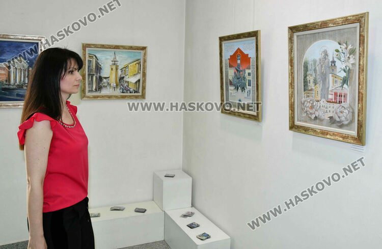 В Хасково представиха изложба „Цветовете на града“