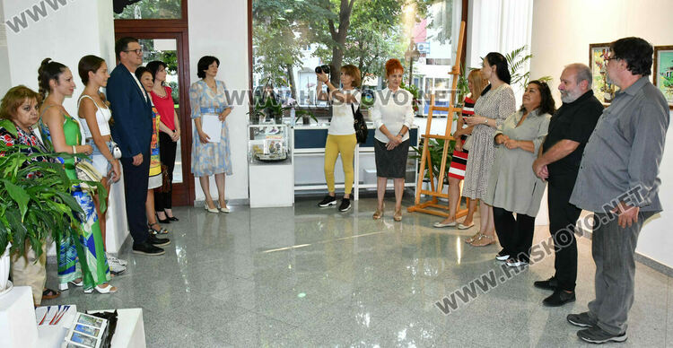 В Хасково представиха изложба „Цветовете на града“