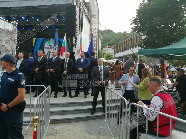 Над 3500 изпълнители участват в Националния фестивал на двугласа