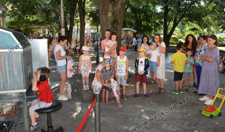 Представиха театрална миниатюра и минипленер за деца в Хасково