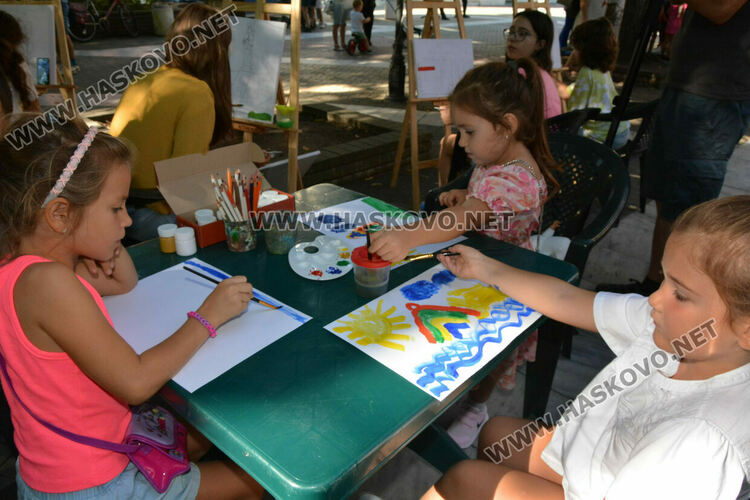 Представиха театрална миниатюра и минипленер за деца в Хасково