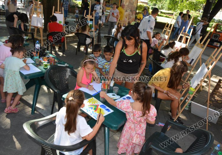Представиха театрална миниатюра и минипленер за деца в Хасково