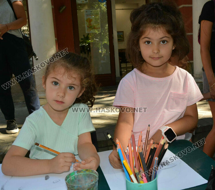 Представиха театрална миниатюра и минипленер за деца в Хасково