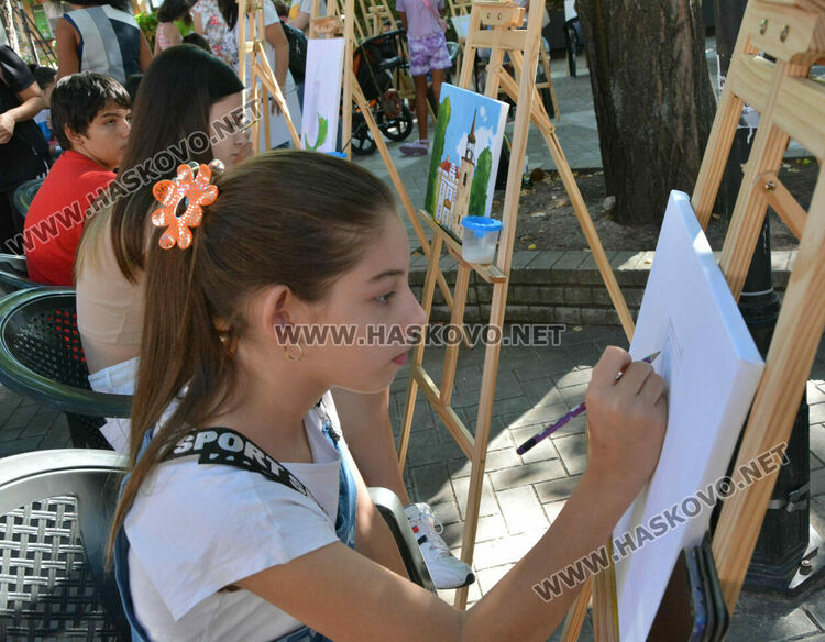 Представиха театрална миниатюра и минипленер за деца в Хасково