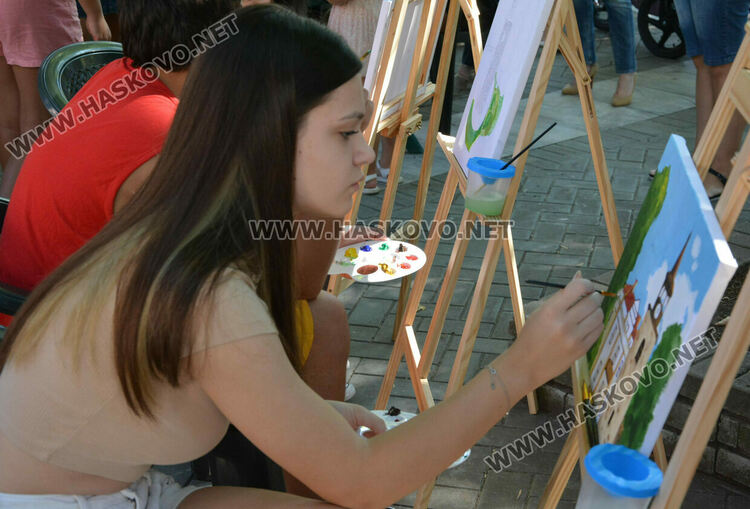 Представиха театрална миниатюра и минипленер за деца в Хасково