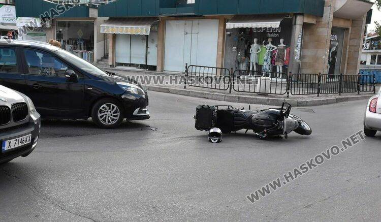 Мотор и кола се удариха до сградата на Община Хасково