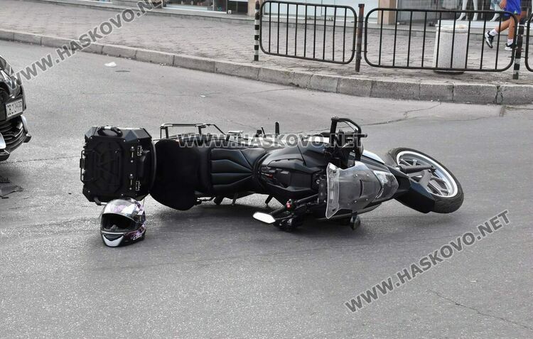 Мотор и кола се удариха до сградата на Община Хасково