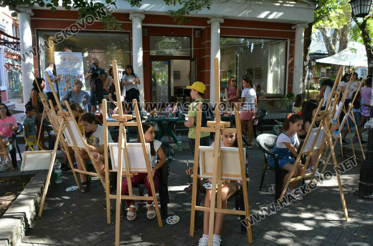 Представиха театрална миниатюра и минипленер за деца в Хасково