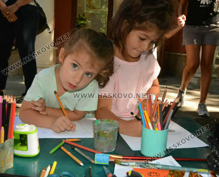 Представиха театрална миниатюра и минипленер за деца в Хасково