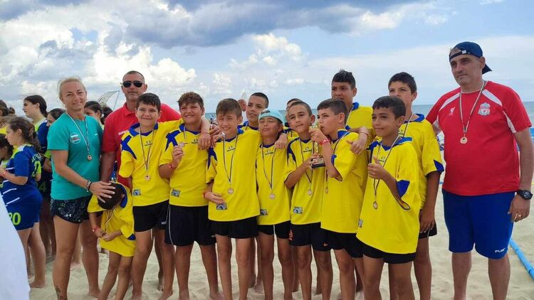 Младите хандбални надежди на “Асти” с бронзови медали от плажния шампионат