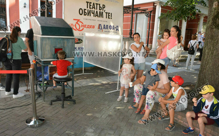 Представиха театрална миниатюра и минипленер за деца в Хасково