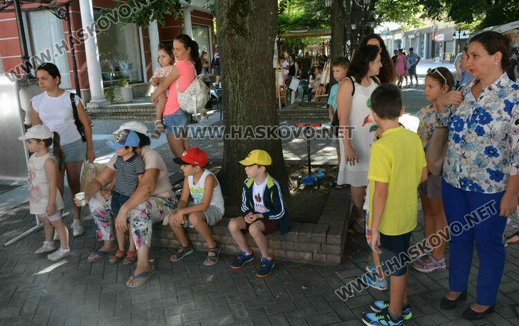 Представиха театрална миниатюра и минипленер за деца в Хасково
