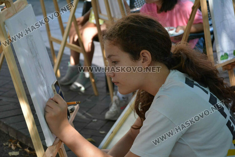 Представиха театрална миниатюра и минипленер за деца в Хасково