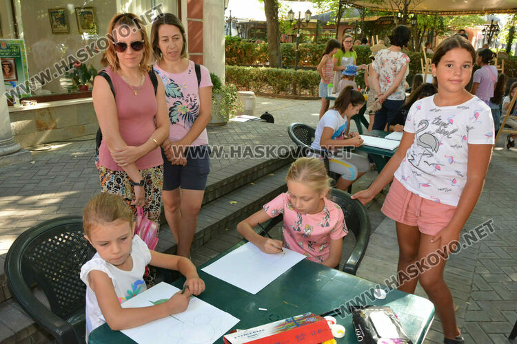 Представиха театрална миниатюра и минипленер за деца в Хасково