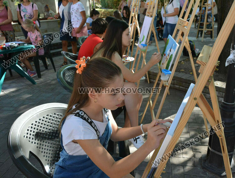 Представиха театрална миниатюра и минипленер за деца в Хасково