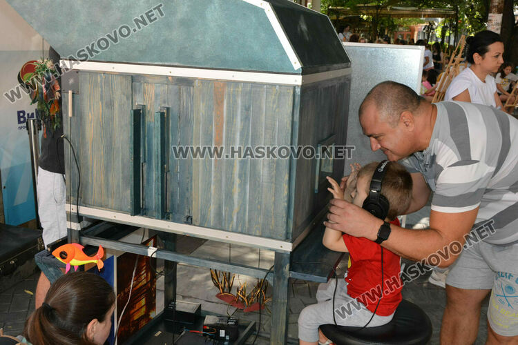 Представиха театрална миниатюра и минипленер за деца в Хасково