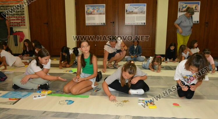 Млади художници от Хасково сътвориха 50-метрова рисунка