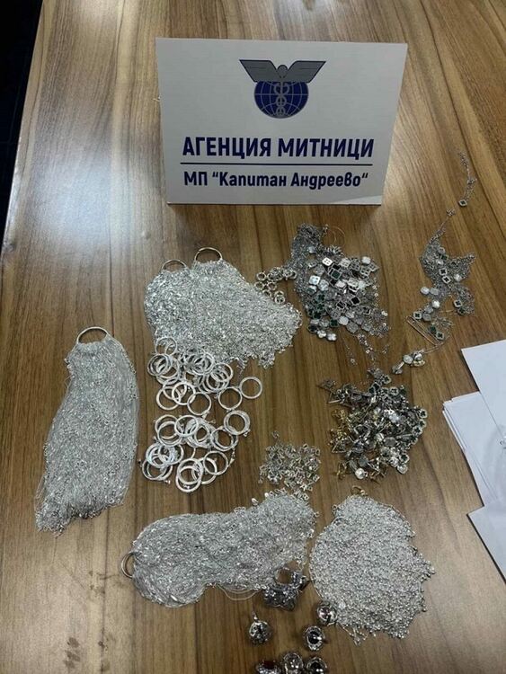 Жена скри близо 300 грама злато в сутиен, намериха бижута под седалка в автобус