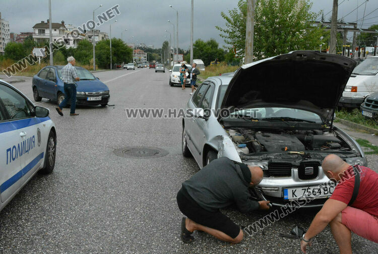 Две коли се разбиха в Хасково заради забранен завой