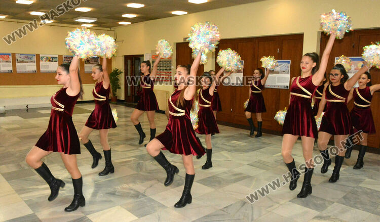 Млади художници от Хасково сътвориха 50-метрова рисунка