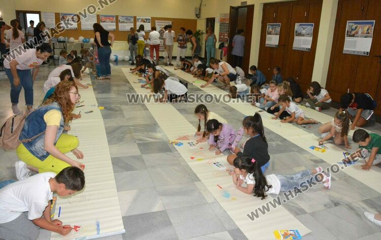 Млади художници от Хасково сътвориха 50-метрова рисунка