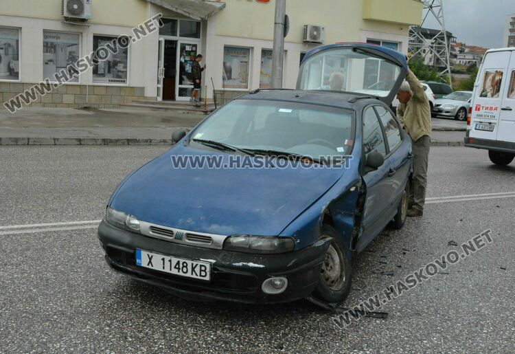 Две коли се разбиха в Хасково заради забранен завой