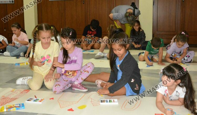 Млади художници от Хасково сътвориха 50-метрова рисунка