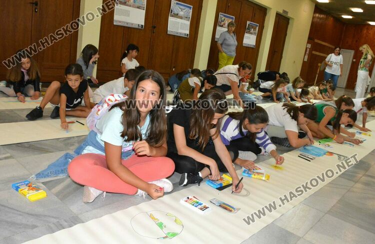 Млади художници от Хасково сътвориха 50-метрова рисунка