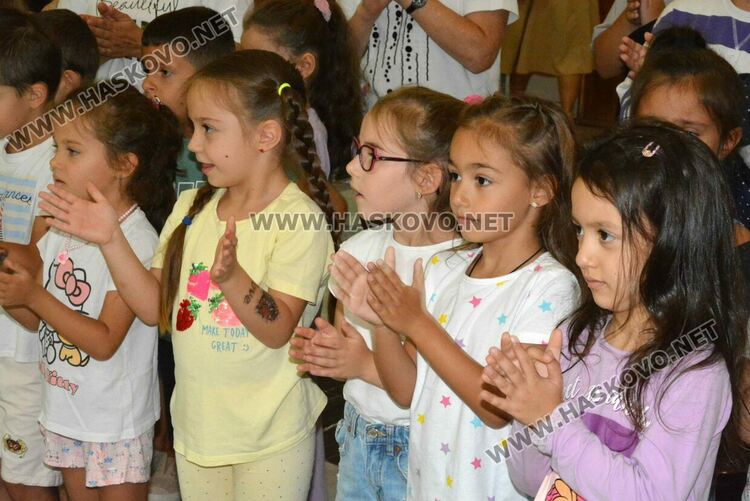 Млади художници от Хасково сътвориха 50-метрова рисунка