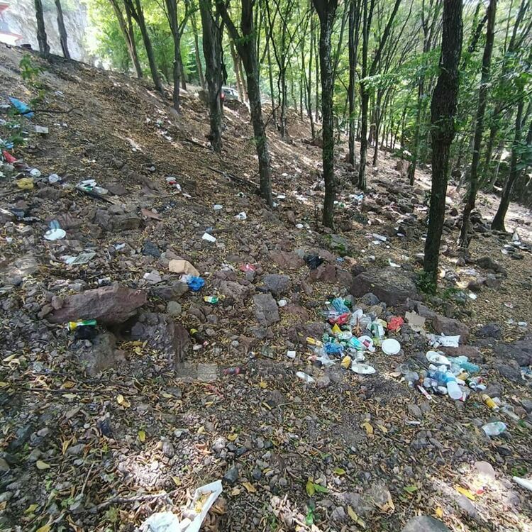 Нерегламентирано сметище се появи и на обвеяният със святост връх Дамбалъ