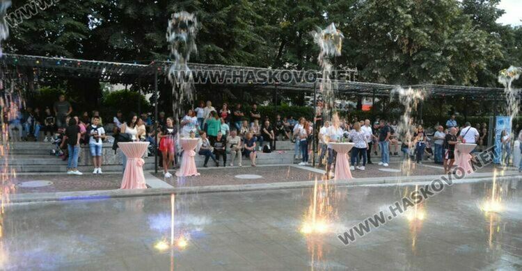 Пиано бар под звездите в центъра на Хасково 