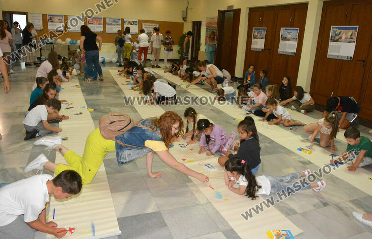 Млади художници от Хасково сътвориха 50-метрова рисунка