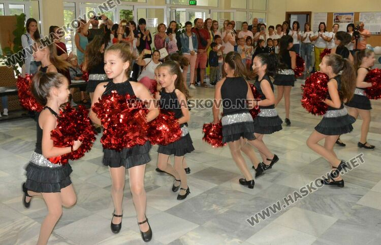 Млади художници от Хасково сътвориха 50-метрова рисунка