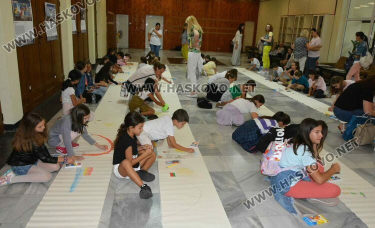 Млади художници от Хасково сътвориха 50-метрова рисунка