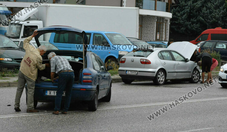 Две коли се разбиха в Хасково заради забранен завой