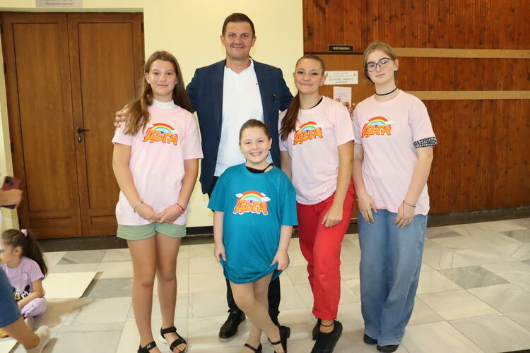 Млади художници от Хасково сътвориха 50-метрова рисунка