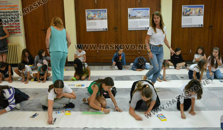 Млади художници от Хасково сътвориха 50-метрова рисунка