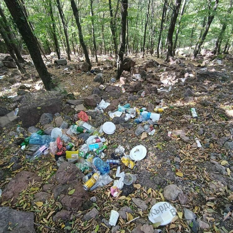 Нерегламентирано сметище се появи и на обвеяният със святост връх Дамбалъ