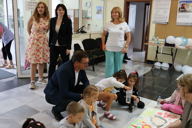 Млади художници от Хасково сътвориха 50-метрова рисунка